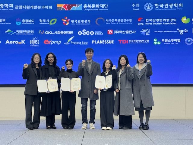 [서울=뉴시스] 신학승(가운데) 교수와 미래혁신관광연구실 연구원들이 '제99차 한국관광학회 국제학술대회'에서 기념 촬영을 하고 있다. (사진=한양대 제공) 2026.02.20. photo@newsis.com *재판매 및 DB 금지