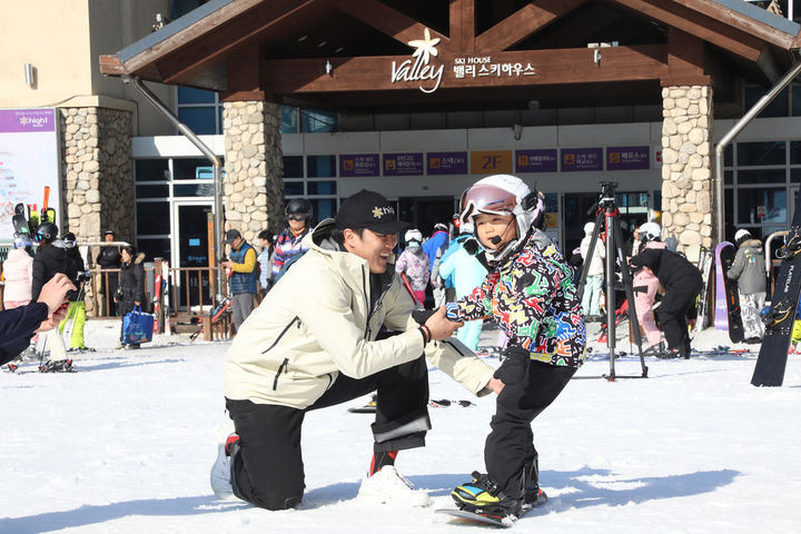 20일 하이원 김상겸 선수가 하이원 스키장에서 팬들에게 원포인트 레슨을 실시하고 있다.(사진=강원랜드 제공) *재판매 및 DB 금지