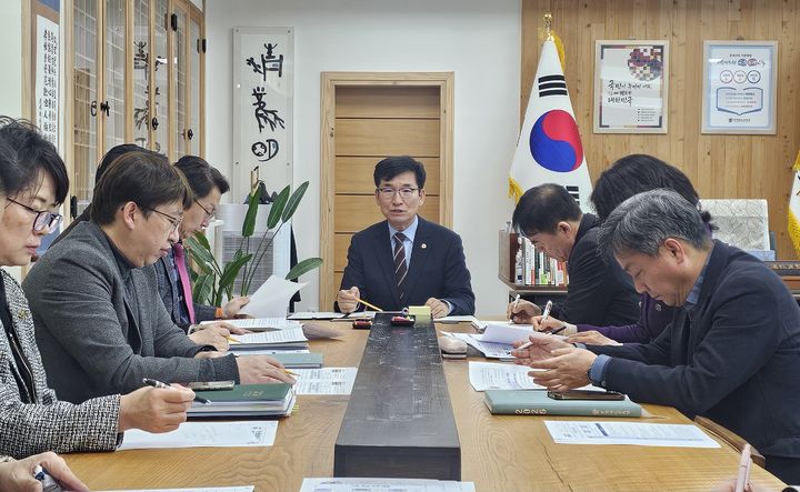 윤건영 충북도교육감(가운데)이 20일 집무실에서 기획회의를 주재하고 있다.  *재판매 및 DB 금지