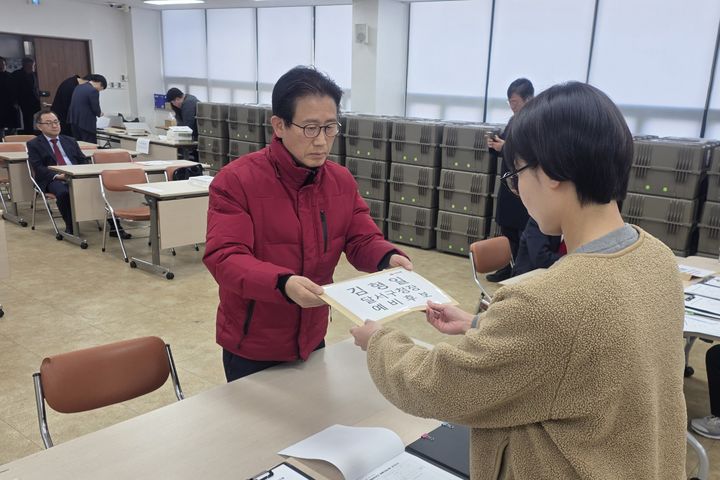 [대구=뉴시스] 김형일 달서구청장 출마 예정자가 20일 달서구선거관리위원회에 제9회 전국동시지방선거 예비후보 등록을 마치고 공식 행보에 돌입했다. (사진=김형일 달서구청장 예비후보 제공) 2026.02.20. photo@newsis.com *재판매 및 DB 금지