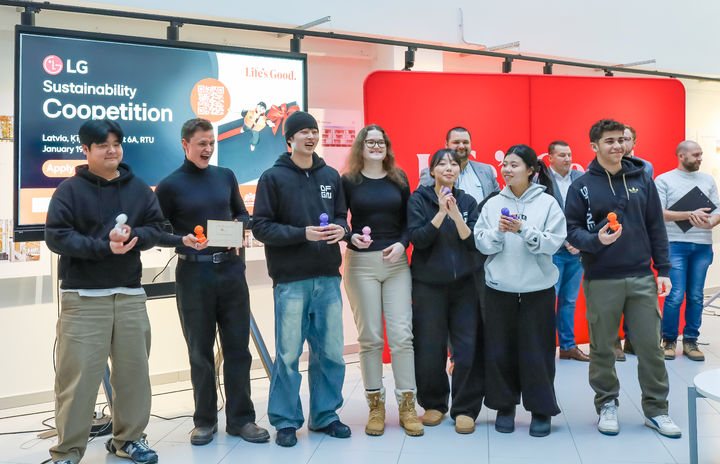 [대전=뉴시스] LG전자 라트비아 법인 관계자들과 기념촬영을 하는 한남대 학생들. (사진=한남대 제공) 2026.02.20. photo@newsis.com *재판매 및 DB 금지