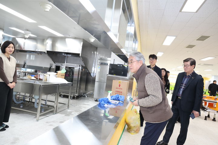 [창원=뉴시스]20일 박종훈 교육감이 3월 개교 예정인 진주 금빛초등학교와 금곡중학교를 방문해 개교 준비상황을 점검하고 있다. (사진=경남교육청 제공) 2026.02.20.photo@newsis.com *재판매 및 DB 금지