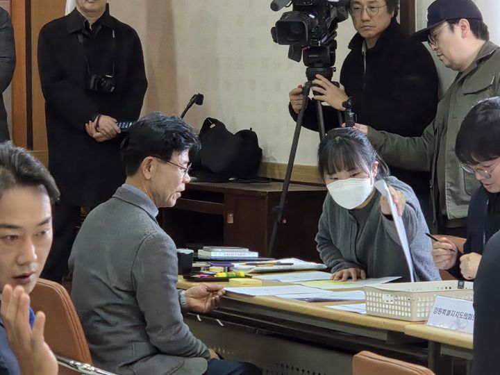 [강릉=뉴시스] 김한근 전 시장이 강릉시선거관리위원회에서 6.3 지선 강릉시장 선거 예비후보 등록을 하고 있다.(사진=김한근 사무소 제공]photo@newsis.com *재판매 및 DB 금지