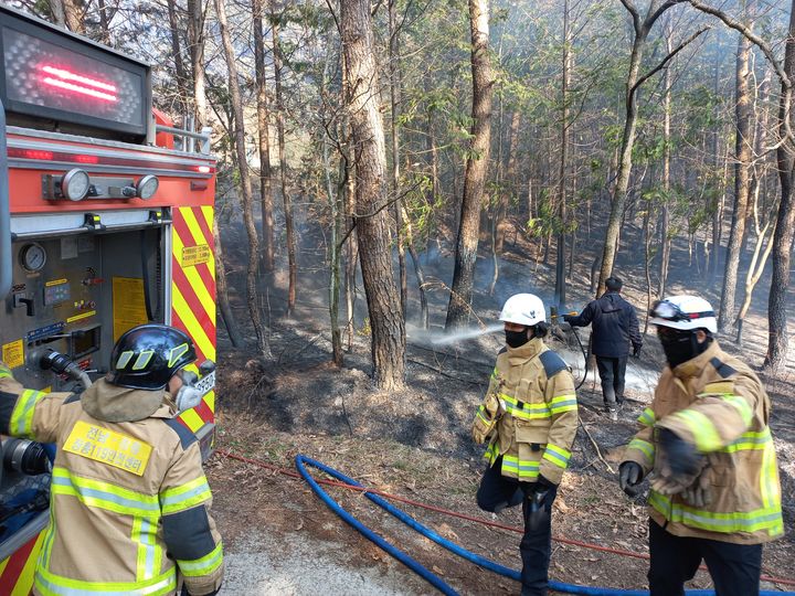 [장흥=뉴시스] 20일 오후 2시45분께 전남 장흥군 부산면 구룡리 한 야산에서 불이 나 산림 당국이 진화 작업을 벌이고 있다. (사진=전남소방본부 제공) 2026.02.20. photo@newsis.com *재판매 및 DB 금지