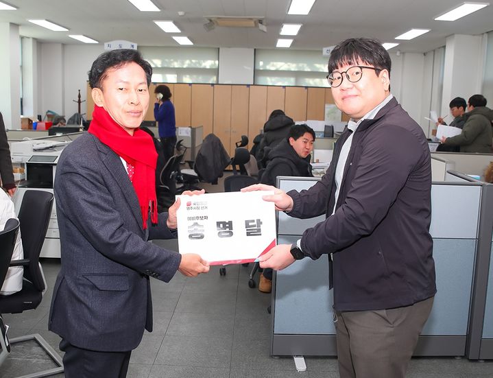  [영주=뉴시스] 송명달 전 해양수산부 차관이 20일 영주시선관위에서 영주시장 예비후보 등록을 하고 있다. (사진=새영주정책연구소 제공) 2026.02.20. photo@newsis.com *재판매 및 DB 금지