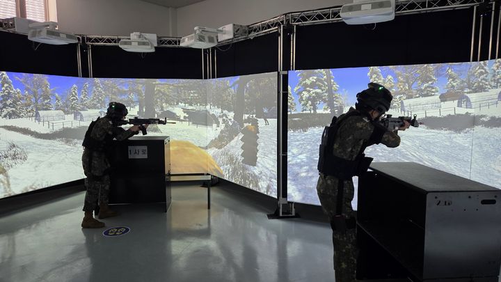 [강진=뉴시스] 20일 전남 강진군 과학화 예비군훈련장 가상현실(VR) 영상 모의사격장에서 장병들이 사격 시범을 하고 있다. (사진 = 육군31사단 제공) 2026.02.20. photo@newsis.com *재판매 및 DB 금지