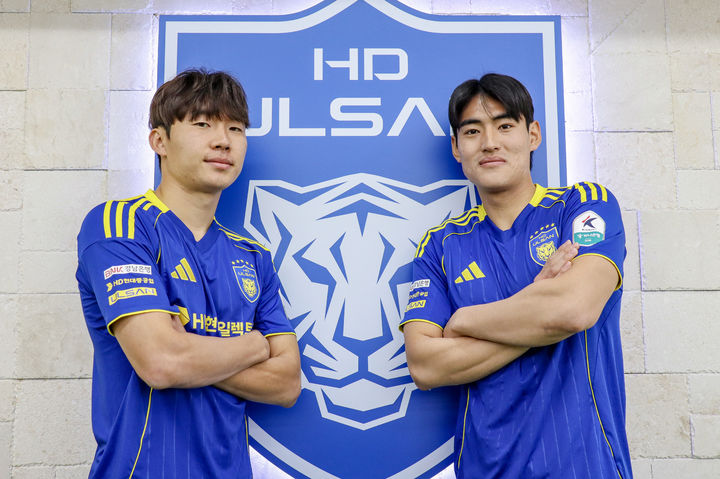 [서울=뉴시스] 프로축구 K리그1 울산 HD에 입단한 이민혁(왼쪽), 박우진. (사진=울산 HD 제공) *재판매 및 DB 금지