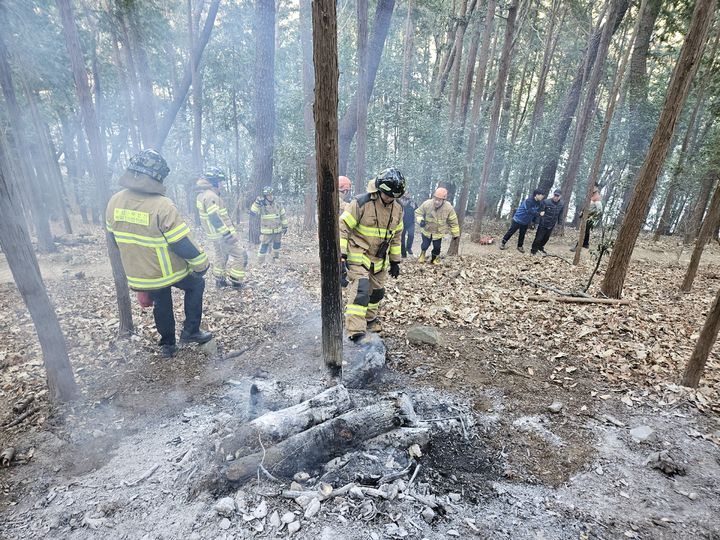 [부산=뉴시스] 20일 오후 3시27분께 부산 부산진구 초읍동 성지곡수원지 인근 2~3곳에서 잇따라 불이 났다. (사진=부산소방재난본부 제공) 2026.02.20. photo@newsis.com *재판매 및 DB 금지