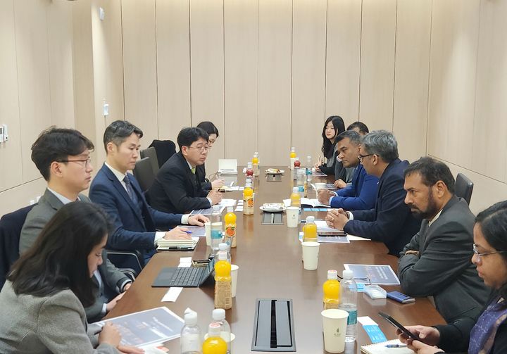 [부산=뉴시스] 20일 오후 부산 동구 KOBC 워리나에서 한국해양진흥공사와 인도 항만해운수로부 관계자들이 해운·항만·물류인프라 협력 방안을 논의하고 있다. (사진=해진공 제공) 2026.02.20. photo@newsis.com *재판매 및 DB 금지