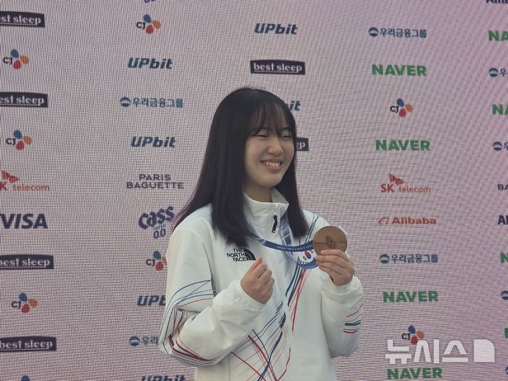 [밀라노=뉴시스] 김희준 기자 = 2026 밀라노·코르티나담페초 동계올림픽 스노보드 여자 빅에어에서 동메달을 딴 유승은이 20일(한국 시간) 이탈리아 밀라노 빌라 네키 캄필리오에 마련된 코리아하우스에서 기자회견을 한 뒤 포즈를 취하고 있다. 2026.02.20jinxijun@newsis.com