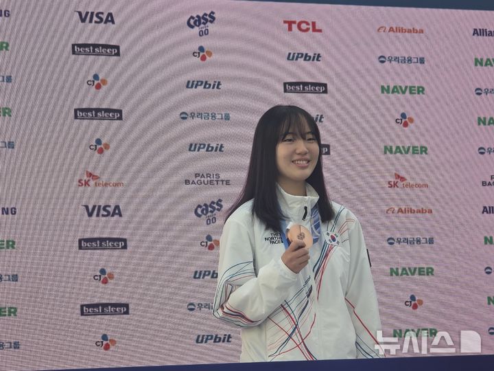 [밀라노=뉴시스] 김희준 기자 = 2026 밀라노·코르티나담페초 동계올림픽 스노보드 여자 빅에어에서 동메달을 딴 유승은이 20일(한국 시간) 이탈리아 밀라노 빌라 네키 캄필리오에 마련된 코리아하우스에서 기자회견을 한 뒤 포즈를 취하고 있다. 2026.02.20jinxijun@newsis.com