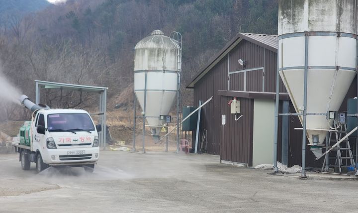 [구미=뉴시스] 가축전염병 차단 방역 강화. (사진=고령군 제공) 2026.02.20 photo@newsis.com *재판매 및 DB 금지