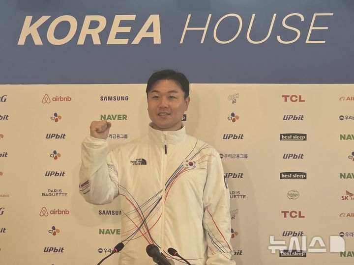 [밀라노=뉴시스] 김희준 기자 = 원윤종 신임 국제올림픽위원회(IOC) 선수위원이 20일(한국 시간) 이탈리아 밀라노 빌라 네키 캄필리오에 마련된 코리아 하우스에서 기자회견을 한 뒤 포즈를 취하고 있다. 2026.02.20jinxijun@newsis.com