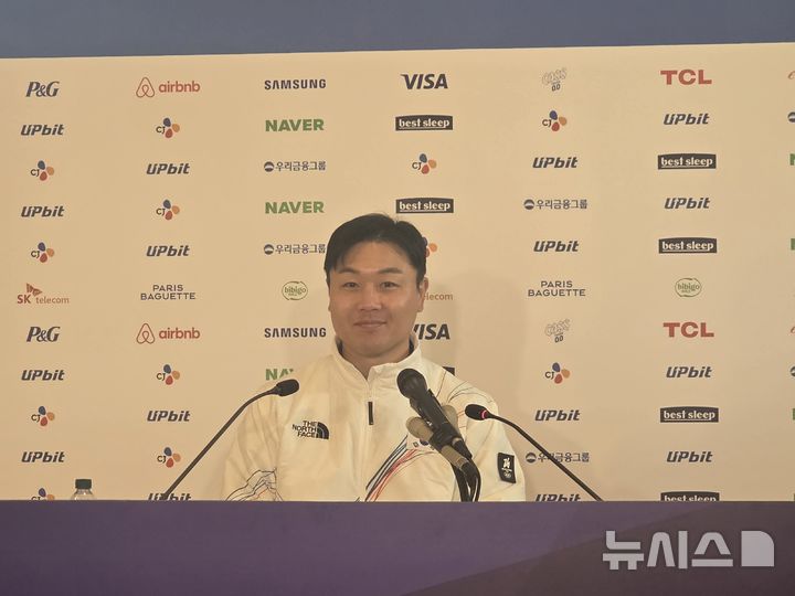 [밀라노=뉴시스] 김희준 기자 = 원윤종 신임 국제올림픽위원회(IOC) 선수위원이 20일(한국 시간) 이탈리아 밀라노 빌라 네키 캄필리오에 마련된 코리아 하우스에서 기자회견을 하고 있다. 2026.02.20. jinxijun@newsis.com