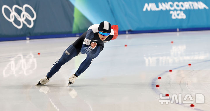 [밀라노=뉴시스] 김근수 기자 = 대한민국 스피드스케이팅 정재원이 19일(현지 시간) 이탈리아 밀라노 스피드스케이팅 스타디움에서 열린 2026 밀라노·코르티나 담페초 동계올림픽 스피드 스케이팅 남자 1500m 경기에서 역주하고 있다. 2026.02.20. ks@newsis.com