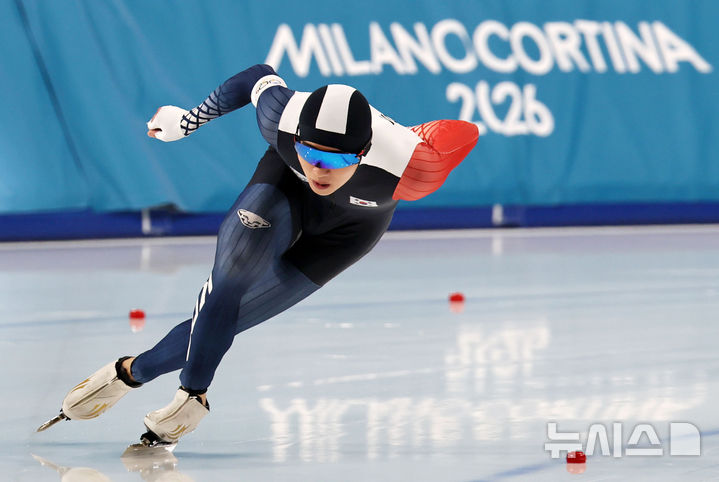 [밀라노=뉴시스] 김근수 기자 = 대한민국 스피드스케이팅 정재원이 19일(현지 시간) 이탈리아 밀라노 스피드스케이팅 스타디움에서 열린 2026 밀라노·코르티나 담페초 동계올림픽 스피드 스케이팅 남자 1500m 경기에서 역주하고 있다. 2026.02.20. ks@newsis.com
