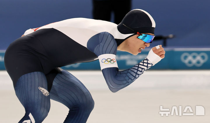 [밀라노=뉴시스] 김근수 기자 = 대한민국 스피드스케이팅 정재원이 19일(현지 시간) 이탈리아 밀라노 스피드스케이팅 스타디움에서 열린 2026 밀라노·코르티나 담페초 동계올림픽 스피드 스케이팅 남자 1500m 경기에서 역주하고 있다. 2026.02.20. ks@newsis.com