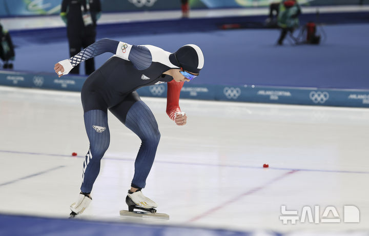[밀라노=뉴시스] 김근수 기자 = 대한민국 스피드스케이팅 정재원이 19일(현지 시간) 이탈리아 밀라노 스피드스케이팅 스타디움에서 열린 2026 밀라노·코르티나 담페초 동계올림픽 스피드 스케이팅 남자 1500m 경기에서 레이스를 준비하고 있다. 2026.02.20. ks@newsis.com