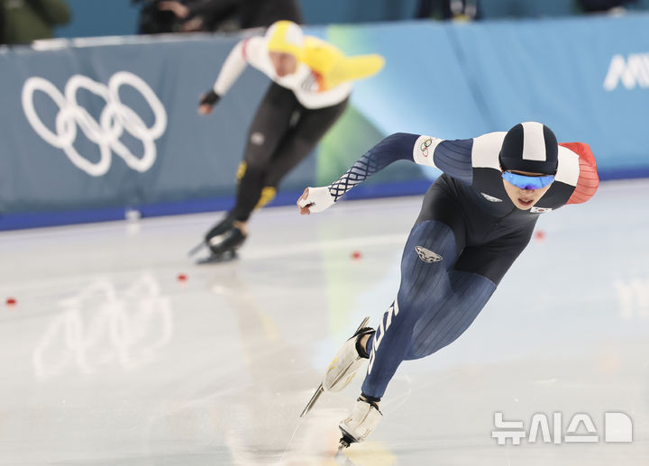 [밀라노=뉴시스] 김근수 기자 = 대한민국 스피드스케이팅 정재원이 19일(현지 시간) 이탈리아 밀라노 스피드스케이팅 스타디움에서 열린 2026 밀라노·코르티나 담페초 동계올림픽 스피드 스케이팅 남자 1500m 경기에서 역주하고 있다. 2026.02.20. ks@newsis.com
