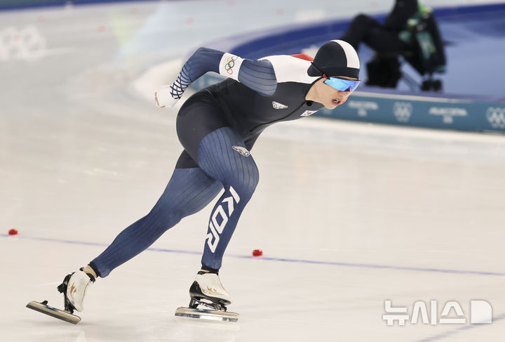 [밀라노=뉴시스] 김근수 기자 = 대한민국 스피드스케이팅 정재원이 19일(현지 시간) 이탈리아 밀라노 스피드스케이팅 스타디움에서 열린 2026 밀라노·코르티나 담페초 동계올림픽 스피드 스케이팅 남자 1500m 경기에서 역주하고 있다. 2026.02.20. ks@newsis.com