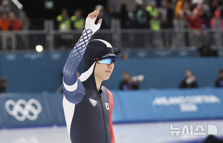 [밀라노=뉴시스] 김근수 기자 = 대한민국 스피드스케이팅 정재원이 19일(현지 시간) 이탈리아 밀라노 스피드스케이팅 스타디움에서 열린 2026 밀라노·코르티나 담페초 동계올림픽 스피드 스케이팅 남자 1500m 경기에서 레이스를 준비하고 있다. 2026.02.20. ks@newsis.com