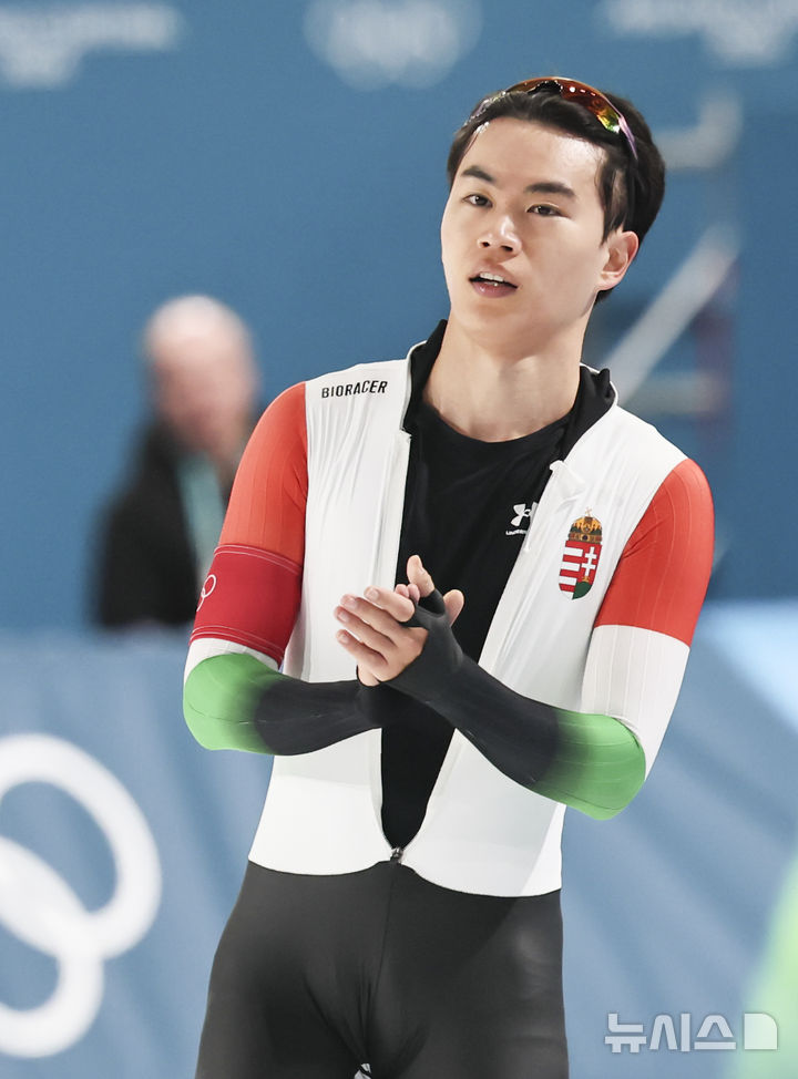 [밀라노=뉴시스] 김근수 기자 = 한국 출신 헝가리 귀화선수 김민석이 19일(현지 시간) 이탈리아 밀라노 스피드스케이팅 스타디움에서 열린 2026 밀라노·코르티나 담페초 동계올림픽 스피드 스케이팅 남자 1500m 경기에서 경기를 마친 뒤 관중들에게 박수를 치고 있다. 2026.02.20. ks@newsis.com