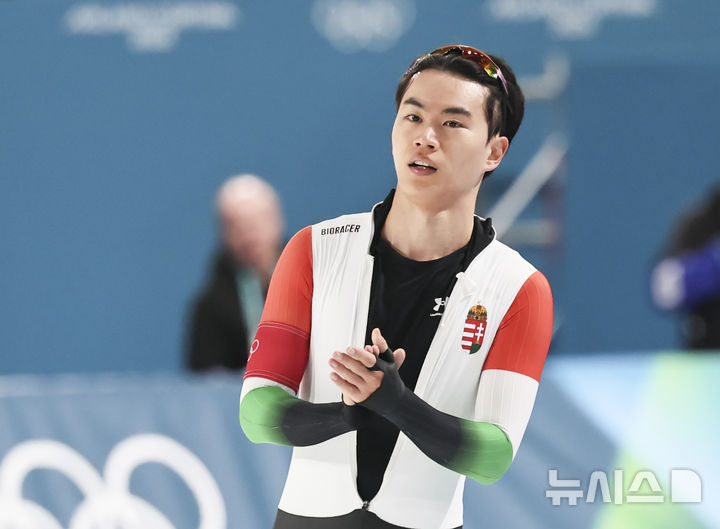[밀라노=뉴시스] 김근수 기자 = 한국 출신 헝가리 귀화선수 김민석이 19일(현지 시간) 이탈리아 밀라노 스피드스케이팅 스타디움에서 열린 2026 밀라노·코르티나 담페초 동계올림픽 스피드 스케이팅 남자 1500m 경기에서 경기를 마친 뒤 관중들에게 박수를 치고 있다. 2026.02.20. ks@newsis.com