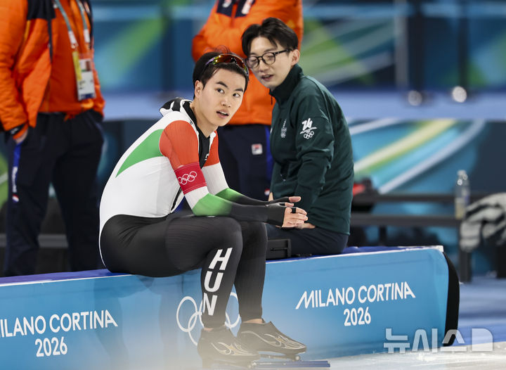 [밀라노=뉴시스] 김근수 기자 = 한국 출신 헝가리 귀화선수 김민석이 19일(현지 시간) 이탈리아 밀라노 스피드스케이팅 스타디움에서 열린 2026 밀라노·코르티나 담페초 동계올림픽 스피드 스케이팅 남자 1500m 경기에서 경기를 마친 뒤 숨을 고르고 있다. 2026.02.20. ks@newsis.com