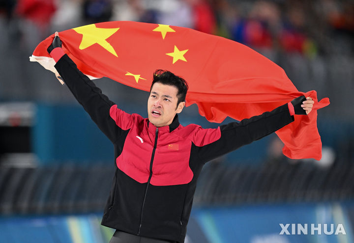 [밀라노=신화/뉴시스] 중국의 닝중옌이 19일(현지 시간) 이탈리아 밀라노 스피드스케이팅 스타디움에서 열린 2026 밀라노·코르티나 담페초 동계올림픽 스피드스케이팅 남자 1500m 경기에서 금메달을 차지한 뒤 기뻐하고 있다. 2026.02.20.