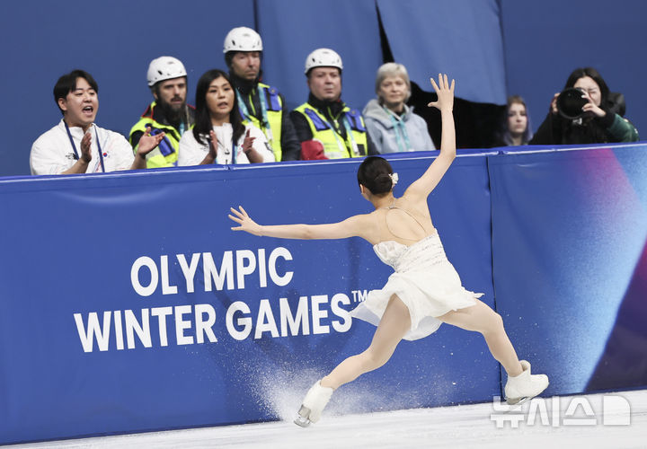 [밀라노=뉴시스] 김근수 기자 = 피겨스케이팅 신지아가 19일(현지 시간) 이탈리아 밀라노 아이스스케이팅 아레나에서 열린 2026 밀라노·코르티나 담페초 동계올림픽 피겨스케이팅 여자 싱글 프리프로그램에서 점프 도중 넘어질 뻔하고 있다. 2026.02.20. ks@newsis.com