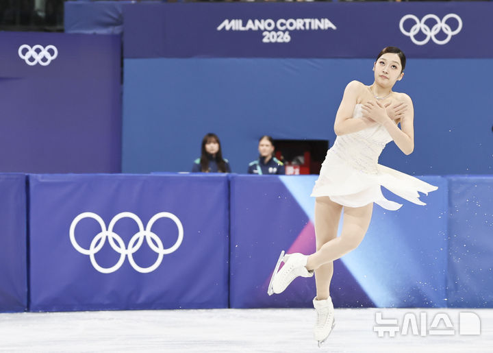 [밀라노=뉴시스] 김근수 기자 = 피겨스케이팅 신지아가 19일(현지 시간) 이탈리아 밀라노 아이스스케이팅 아레나에서 열린 2026 밀라노·코르티나 담페초 동계올림픽 피겨스케이팅 여자 싱글 프리프로그램에서 점프를 선보이고 있다. 2026.02.20. ks@newsis.com