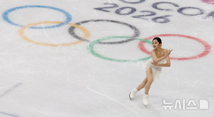 [밀라노=뉴시스] 박주성 기자 = 19일 (현지 시간) 이탈리아 밀라노 아이스 스케이팅 아레나 경기장에서 열린 2026 밀라노·코르티나담페초 동계올림픽 피겨 스케이팅 여자 싱글 프리 프로그램에서 신지아가 경기를 하고 있다. 2026.02.20. park7691@newsis.com