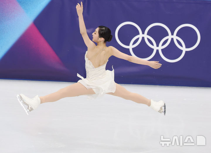 [밀라노=뉴시스] 박주성 기자 = 19일 (현지 시간) 이탈리아 밀라노 아이스 스케이팅 아레나 경기장에서 열린 2026 밀라노·코르티나담페초 동계올림픽 피겨 스케이팅 여자 싱글 프리 프로그램에서 신지아가 경기를 하고 있다. 2026.02.20. park7691@newsis.com