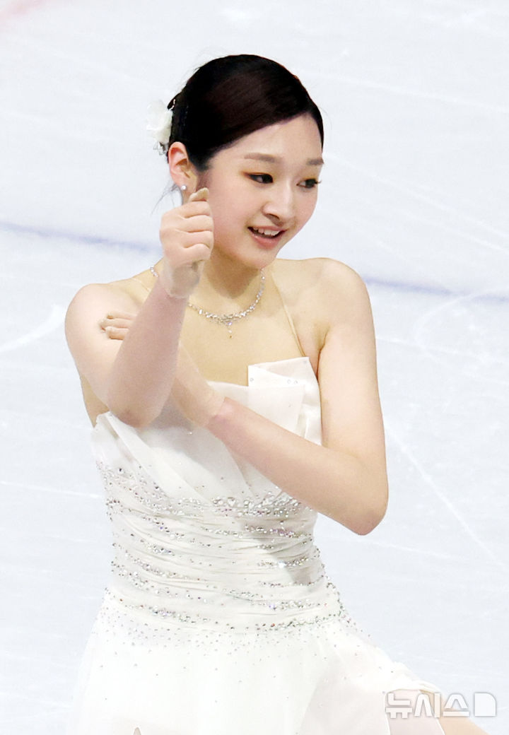 [밀라노=뉴시스] 박주성 기자 = 19일 (현지 시간) 이탈리아 밀라노 아이스 스케이팅 아레나 경기장에서 열린 2026 밀라노·코르티나담페초 동계올림픽 피겨 스케이팅 여자 싱글 프리 프로그램에서 신지아가 경기를 마친 후 주먹을 쥐고 있다. 2026.02.20. park7691@newsis.com