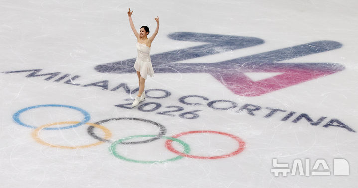 [밀라노=뉴시스] 박주성 기자 = 19일 (현지 시간) 이탈리아 밀라노 아이스 스케이팅 아레나 경기장에서 열린 2026 밀라노·코르티나담페초 동계올림픽 피겨 스케이팅 여자 싱글 프리 프로그램에서 신지아가 경기를 마친 후 관중들에게 인사하고 있다. 2026.02.20. park7691@newsis.com