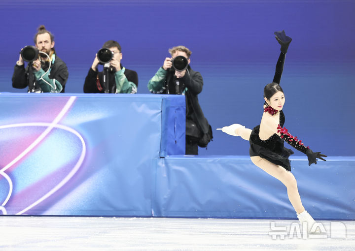 [밀라노=뉴시스] 김근수 기자 = 피겨스케이팅 이해인이 19일(현지 시간) 이탈리아 밀라노 아이스스케이팅 아레나에서 열린 2026 밀라노·코르티나 담페초 동계올림픽 피겨스케이팅 여자 싱글 프리프로그램에서 점프를 선보이고 착지하고 있다. 2026.02.20. ks@newsis.com