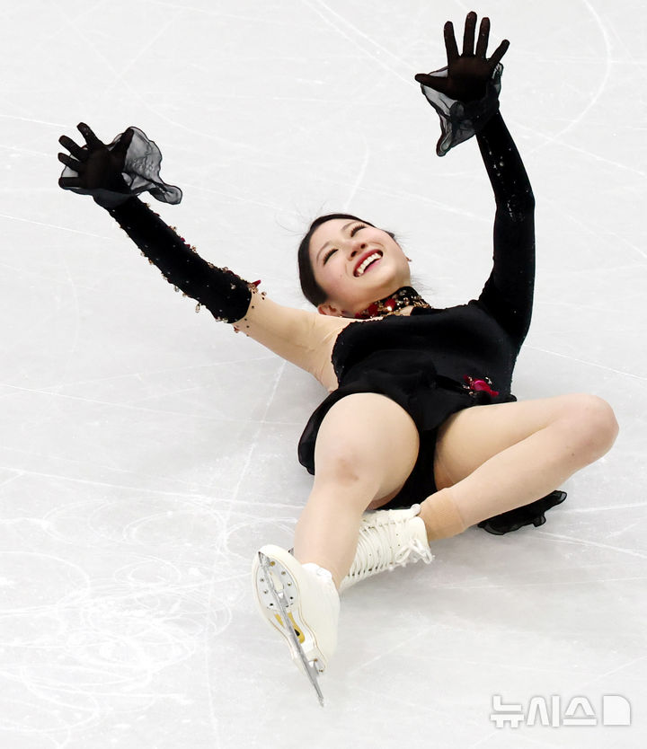 [밀라노=뉴시스] 박주성 기자 = 19일 (현지 시간) 이탈리아 밀라노 아이스 스케이팅 아레나 경기장에서 열린 2026 밀라노·코르티나담페초 동계올림픽 피겨 스케이팅 여자 싱글 프리 프로그램에서 이해인이 경기를 마치고 환하게 웃고 있다. 2026.02.20. park7691@newsis.com