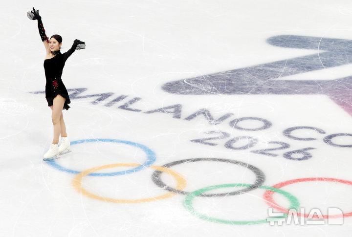 [밀라노=뉴시스] 박주성 기자 = 19일 (현지 시간) 이탈리아 밀라노 아이스 스케이팅 아레나 경기장에서 열린 2026 밀라노·코르티나담페초 동계올림픽 피겨 스케이팅 여자 싱글 프리 프로그램에서 이해인이 경기를 마친 후 관중들에게 인사하고 있다. 2026.02.20. park7691@newsis.com