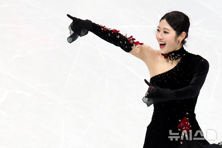 [밀라노=뉴시스] 박주성 기자 = 19일 (현지 시간) 이탈리아 밀라노 아이스 스케이팅 아레나 경기장에서 열린 2026 밀라노·코르티나담페초 동계올림픽 피겨 스케이팅 여자 싱글 프리 프로그램에서 이해인이 경기를 마친 후 관중들에게 인사하고 있다. 2026.02.20. park7691@newsis.com