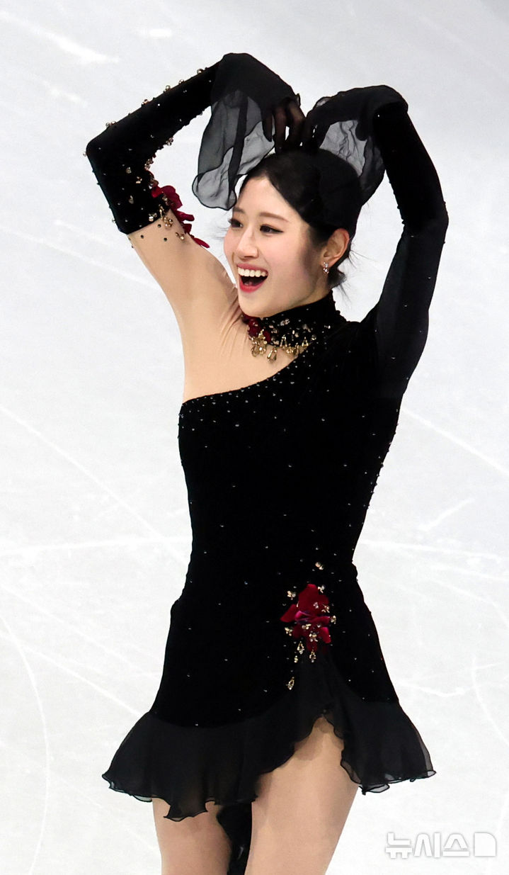 [밀라노=뉴시스] 박주성 기자 = 19일 (현지 시간) 이탈리아 밀라노 아이스 스케이팅 아레나 경기장에서 열린 2026 밀라노·코르티나담페초 동계올림픽 피겨 스케이팅 여자 싱글 프리 프로그램에서 이해인이 경기를 마친 후 관중들에게 인사하고 있다. 2026.02.20. park7691@newsis.com