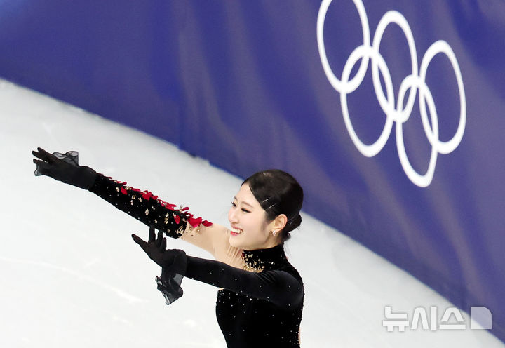 [밀라노=뉴시스] 박주성 기자 = 19일 (현지 시간) 이탈리아 밀라노 아이스 스케이팅 아레나 경기장에서 열린 2026 밀라노·코르티나담페초 동계올림픽 피겨 스케이팅 여자 싱글 프리 프로그램에서 이해인이 경기를 마친 후 관중들에게 인사하고 있다. 2026.02.20. park7691@newsis.com