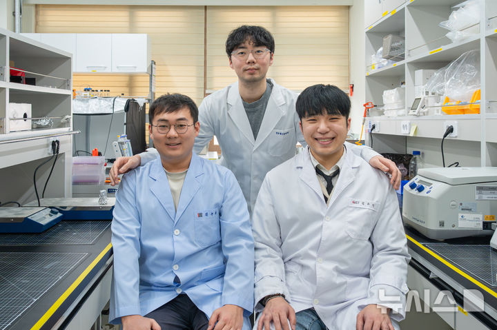 [광주=뉴시스] (왼쪽부터) GIST 전기전자컴퓨터공학과 석박사통합과정 김주환, 이주형, 김규린 학생. (사진=GIST 제공) photo@newsis.com *재판매 및 DB 금지