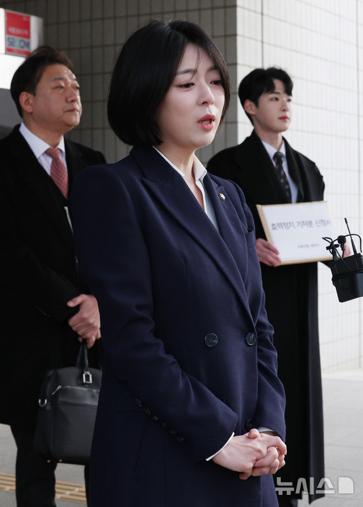 [서울=뉴시스] 김진아 기자 = 배현진 국민의힘 의원이 20일 서울 양천구 서울남부지방법원에서 당원권 1년 정지에 대한 징계 효력정지 가처분 신청을 하기 앞서 입장을 밝히고 있다. 2026.02.20. bluesoda@newsis.com