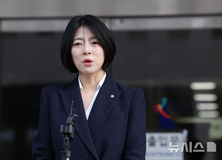 [서울=뉴시스] 김진아 기자 = 배현진 국민의힘 의원이 20일 서울 양천구 서울남부지방법원에서 당원권 1년 정지에 대한 징계 효력정지 가처분 신청을 하기 앞서 입장을 밝히고 있다. 2026.02.20. bluesoda@newsis.com