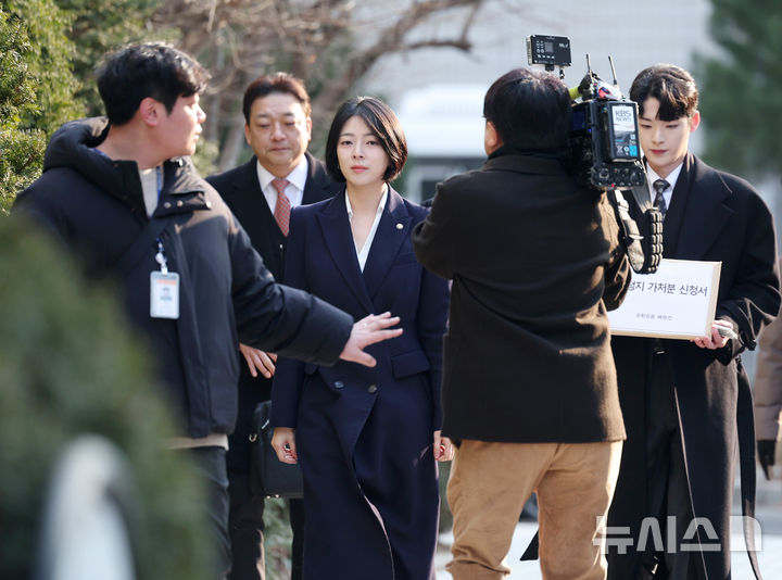 [서울=뉴시스] 김진아 기자 = 배현진 국민의힘 의원이 20일 서울 양천구 서울남부지방법원에서 당원권 1년 정지에 대한 징계 효력정지 가처분 신청을 하기 위해 걸어오고 있다. 2026.02.20. bluesoda@newsis.com