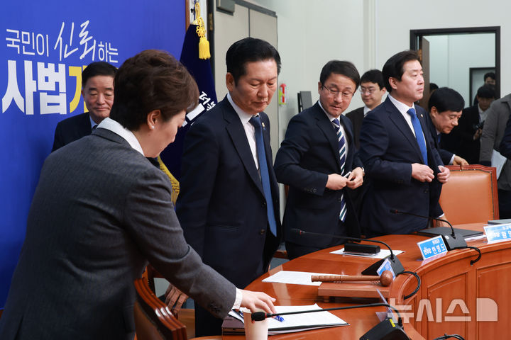 [서울=뉴시스] 고승민 기자 = 정청래 더불어민주당 대표와 한병도 원내대표 등 지도부가 20일 서울 여의도 국회에서 열린 최고위원회의에 참석하고 있다. 2026.02.20. kkssmm99@newsis.com