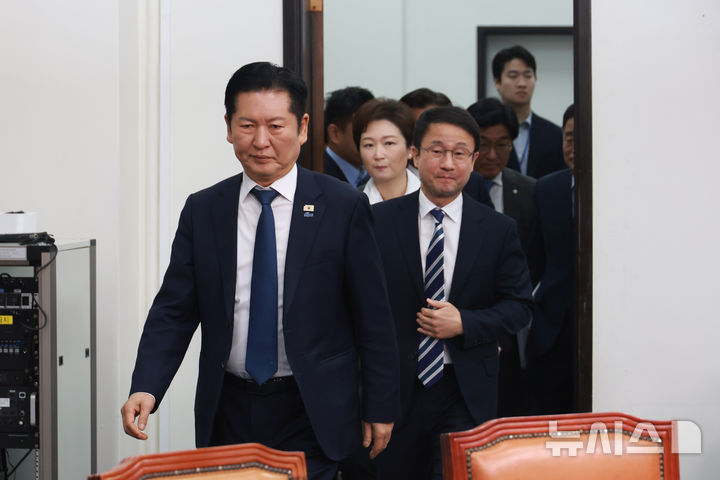 [서울=뉴시스] 고승민 기자 = 정청래 더불어민주당 대표와 한병도 원내대표 등 지도부가 20일 서울 여의도 국회에서 열린 최고위원회의에 참석하고 있다. 2026.02.20. kkssmm99@newsis.com