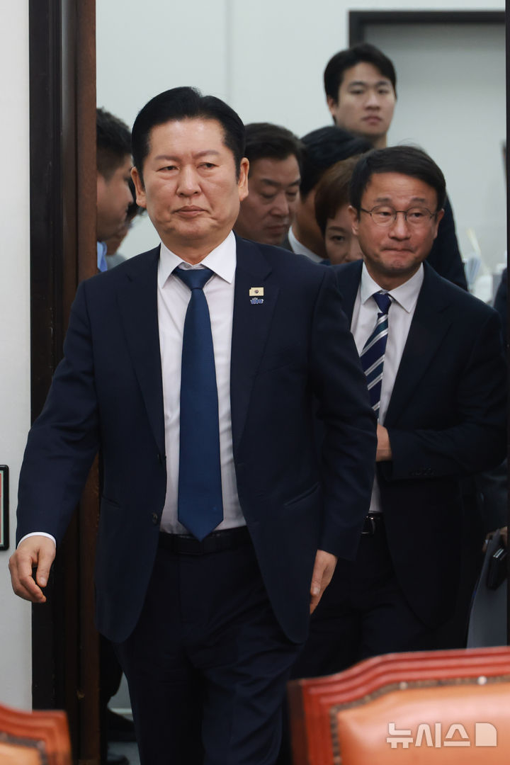 [서울=뉴시스] 고승민 기자 = 정청래 더불어민주당 대표와 한병도 원내대표 등 지도부가 20일 서울 여의도 국회에서 열린 최고위원회의에 참석하고 있다. 2026.02.20. kkssmm99@newsis.com