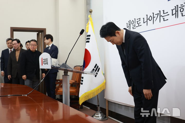 [서울=뉴시스] 고승민 기자 = 장동혁 국민의힘 대표가 20일 서울 여의도 국회에서 기자회견을 하기 전 인사하고 있다. 2026.02.20. kkssmm99@newsis.com