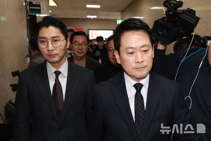 [서울=뉴시스] 고승민 기자 = 장동혁 국민의힘 대표가 20일 서울 여의도 국회에서 기자회견을 마친 뒤 대표실로 이동하고 있다. 2026.02.20. kkssmm99@newsis.com